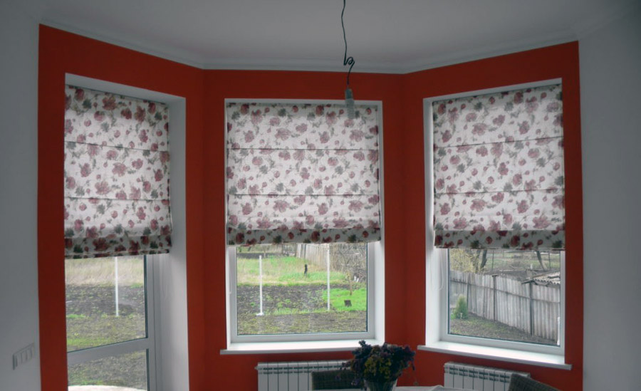 Светлые жалюзи из ткани для дома