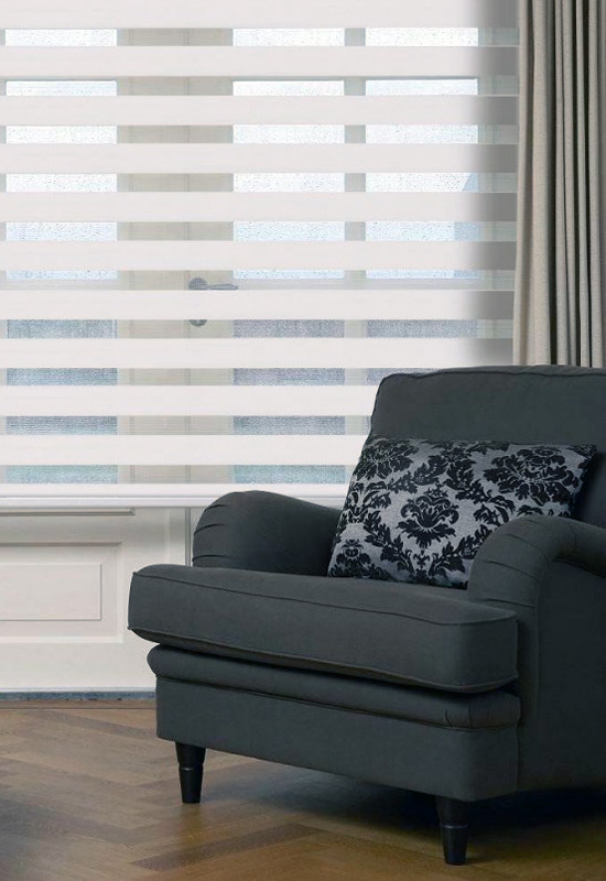 Выбор рулонных штор для светлой комнаты