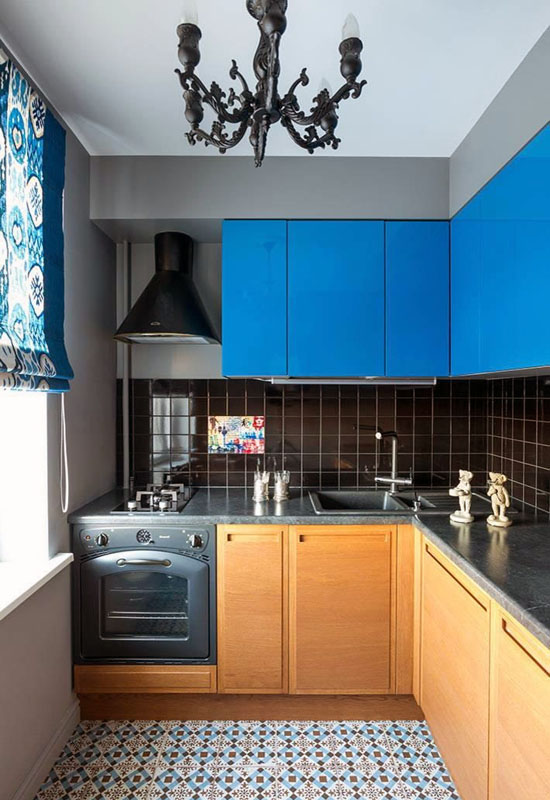 Яркая кухня в хрущевке