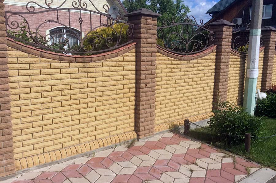 Як побудувати паркан із цегли в приватному будинку