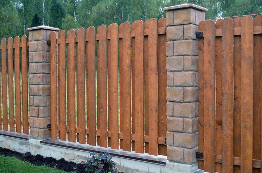 Який вигляд має практичний дерев'яний паркан для приватного будинку