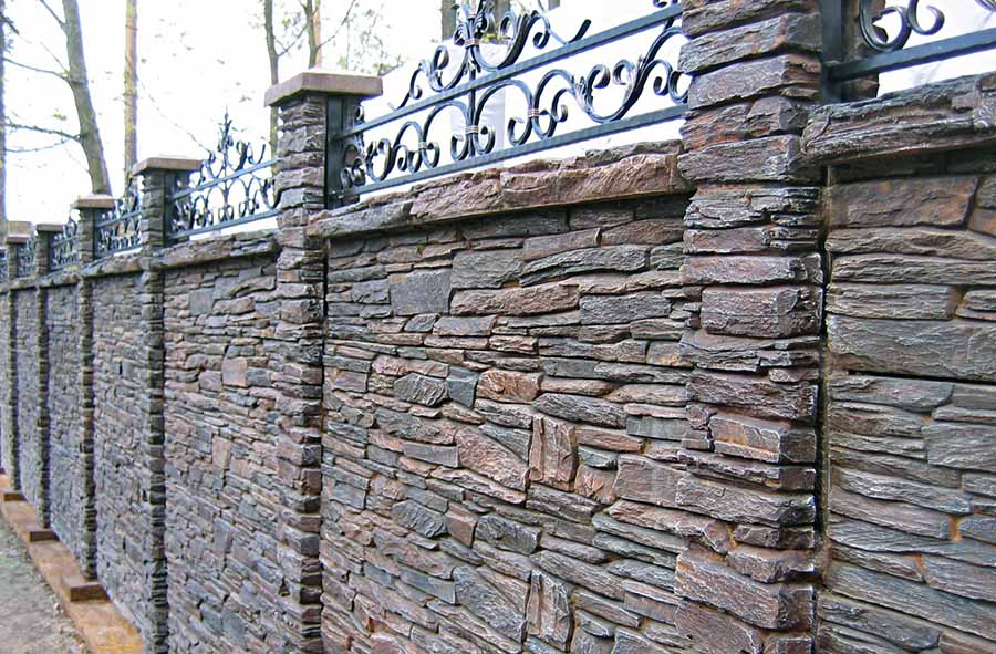 Кам'яний паркан для дому