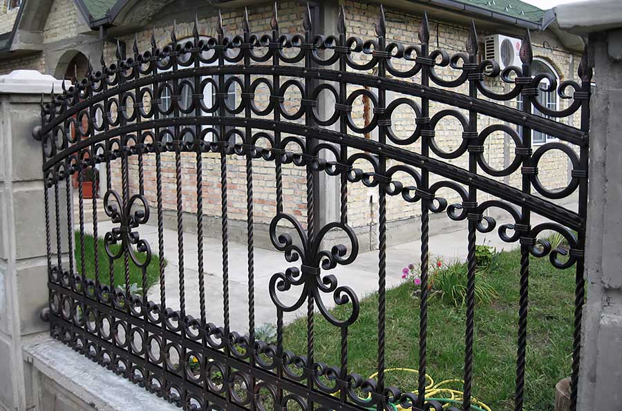 Кований паркан для приватного будинку та дачі