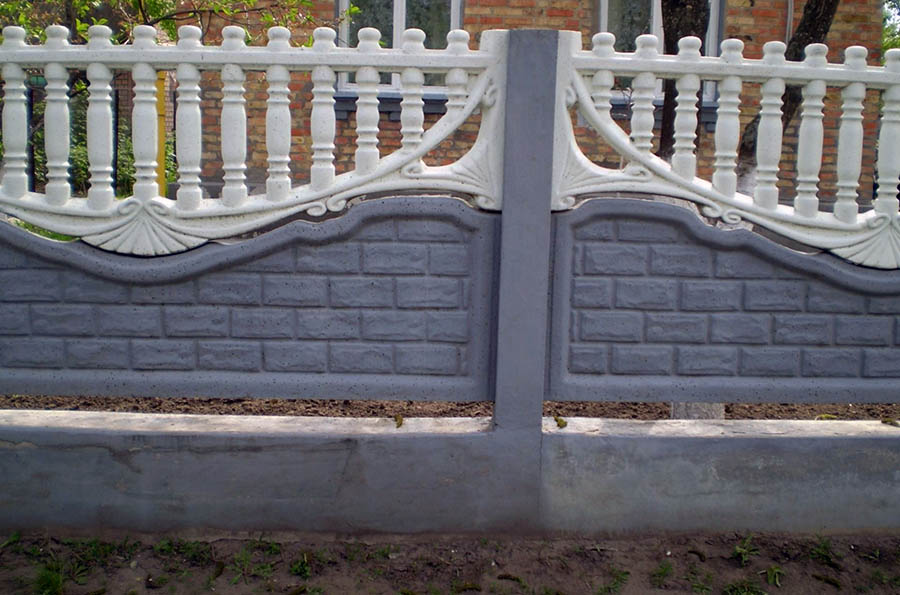 Гарний бетонний паркан для приватного будинку чи дачі