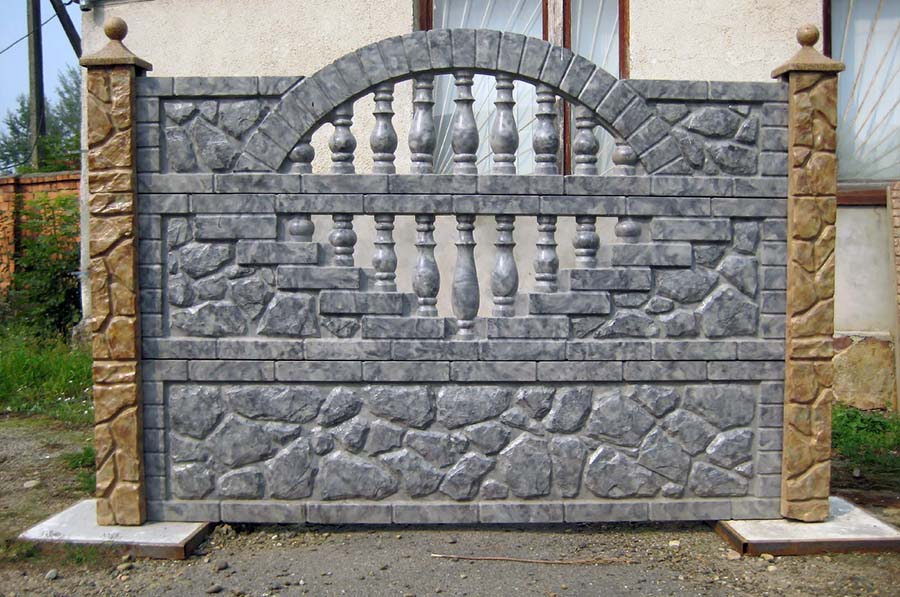 Приклад бетонного паркану для приватного будинку