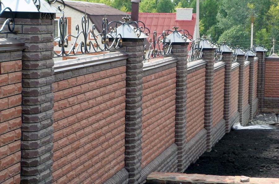 Приклад якісного цегляного паркану