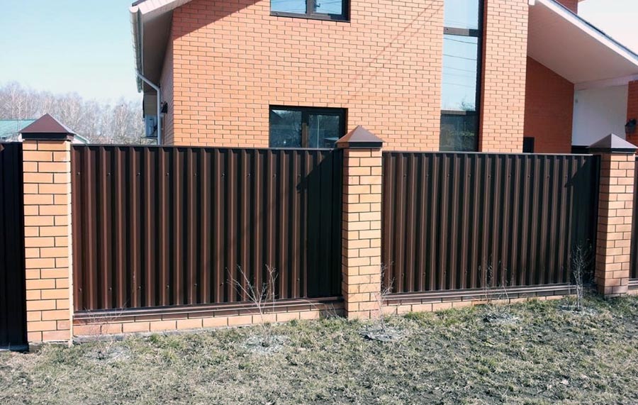 Как построить комбинированный забор для частного дома