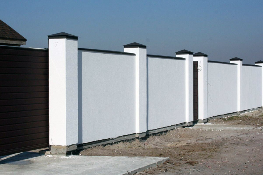 Как правильно построить каменный забор для дома