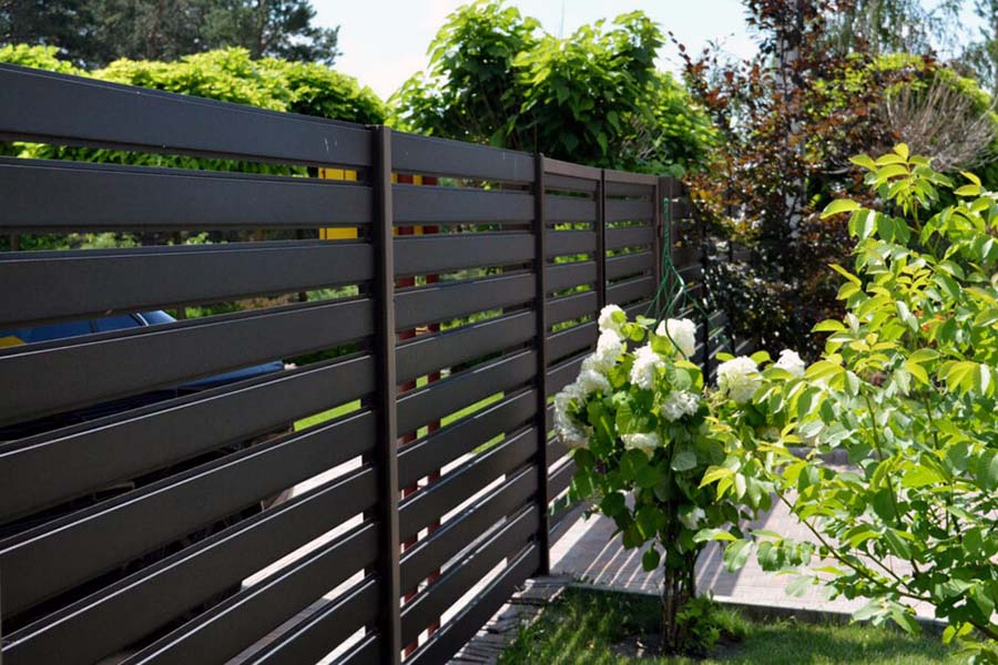 Красивый металлический забор для дома