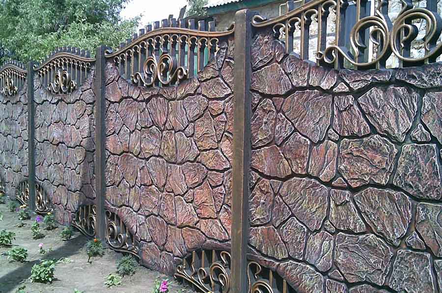 Пример использования каменного забора для частного дома