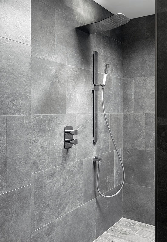 Пример стильной встроенной душевой системы