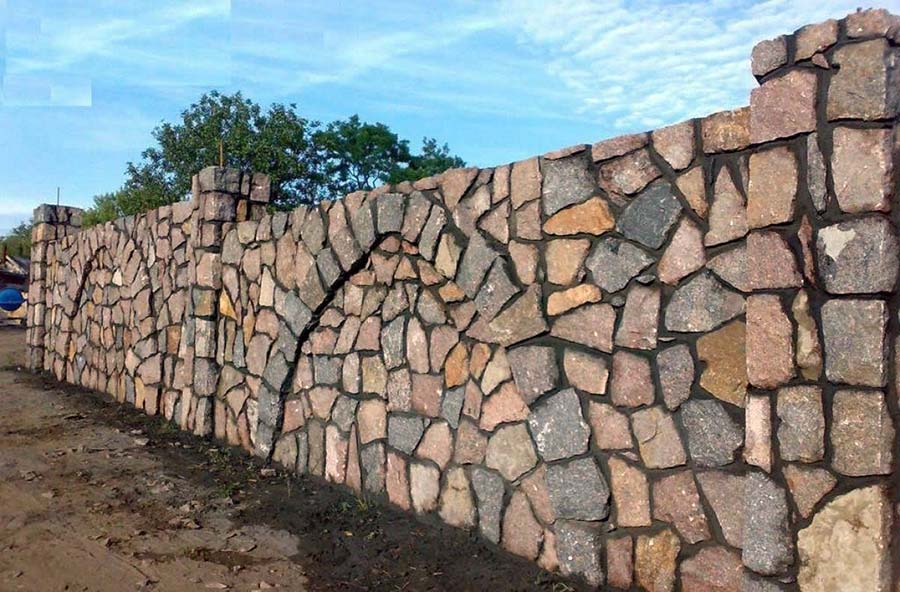 Внешний вид каменного забора для дома