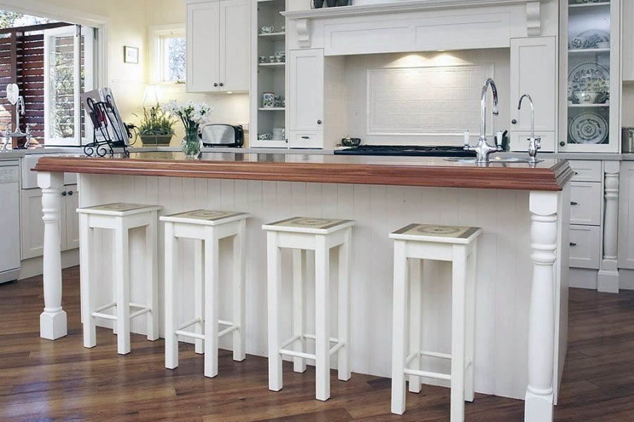 Барна стійка на чотири особи в будинку