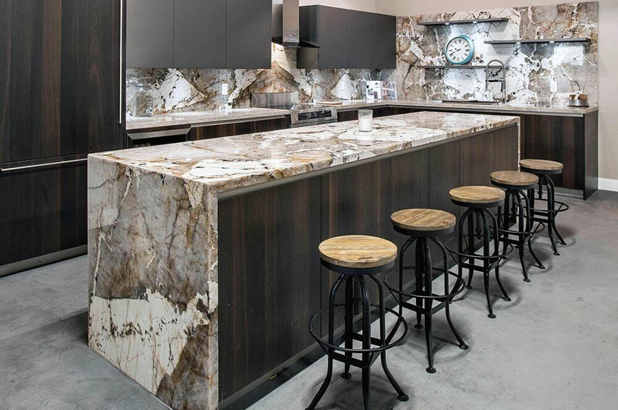 Барна стійка з кам'яною стільницею