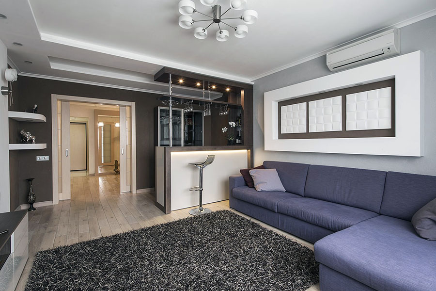 Барна стійка у кутку великої кімнати