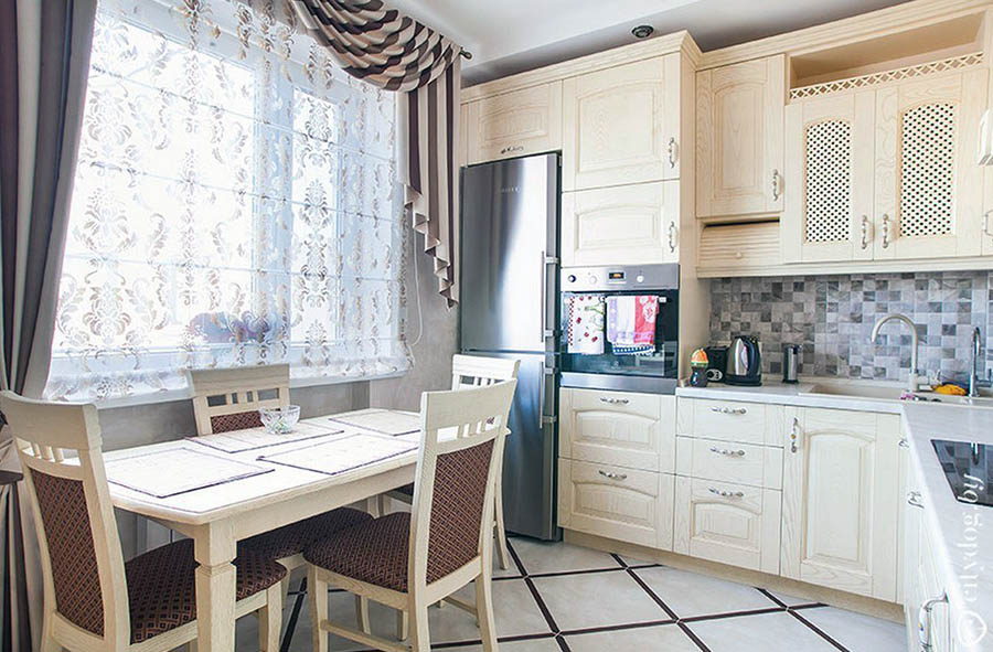 Бежевий фартух і стільниця на маленькій кухні