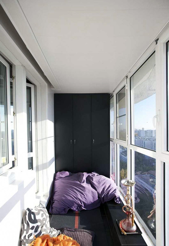 Велика і широка вбудована шафа на лоджії