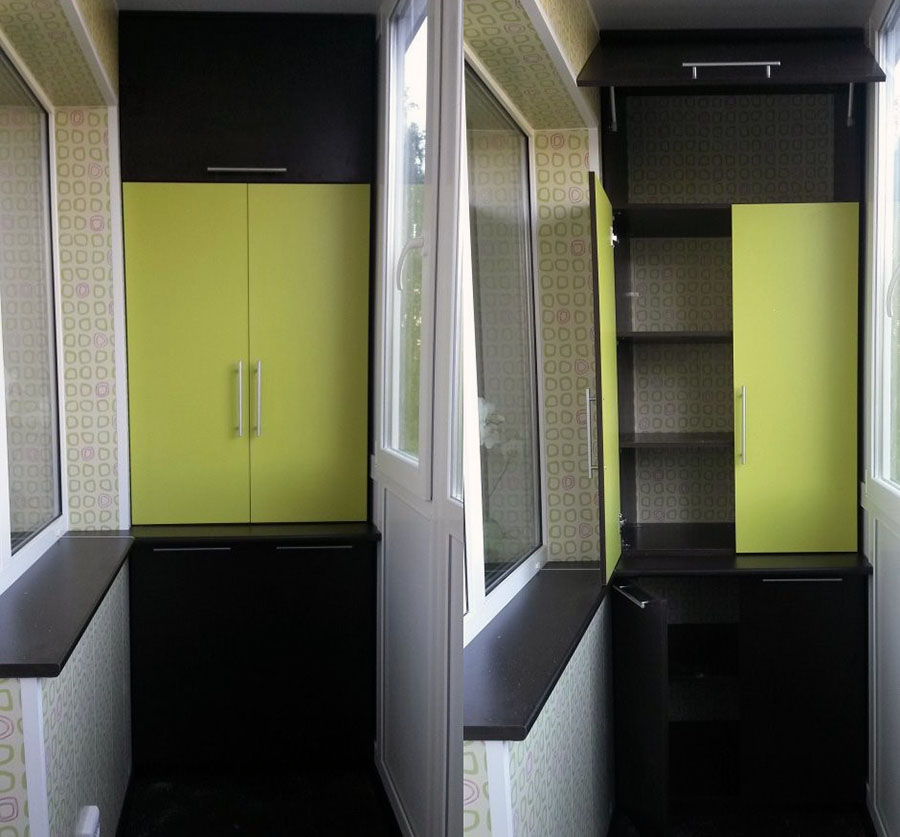 Чорно-зелена шафа для зберігання речей на балконі