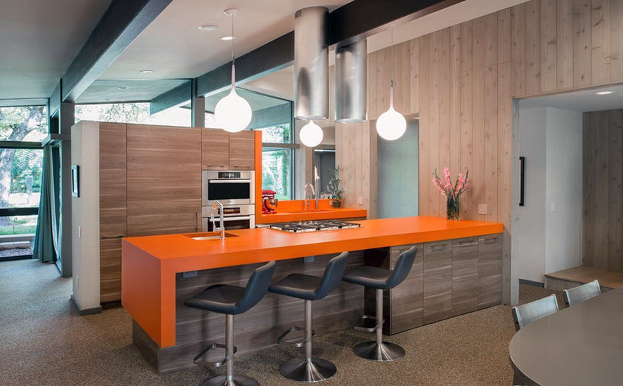 Довга барна стійка оранжевого кольору