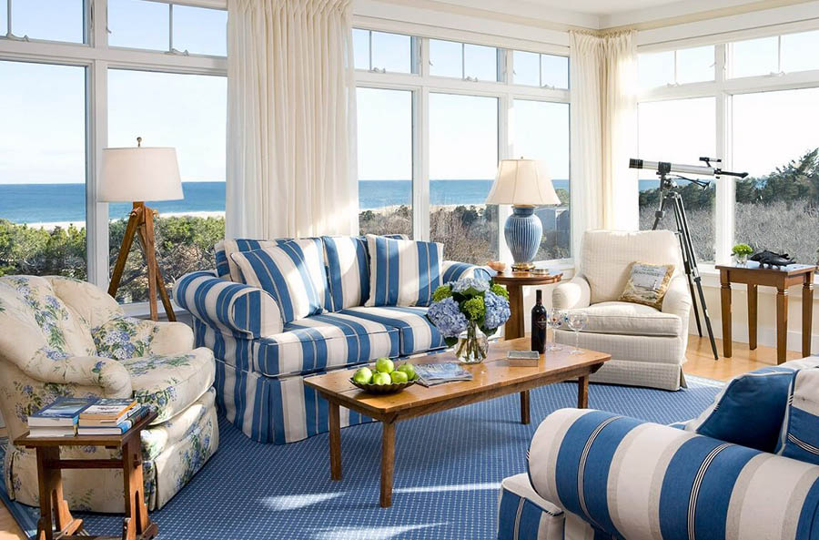 Вітальня в пастельних відтінках з м'якими меблями та столом