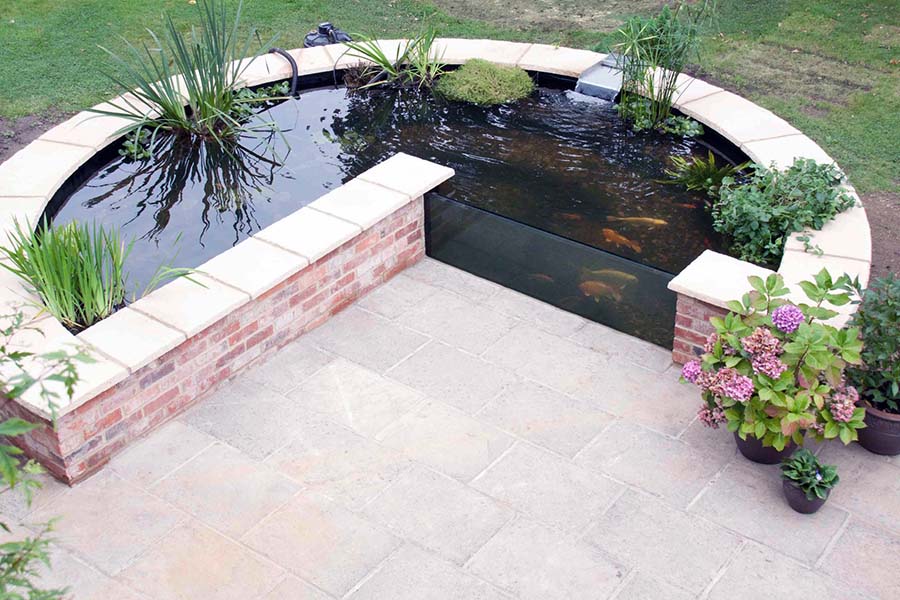 Готовий варіант декоративного ставка з бетонною основою