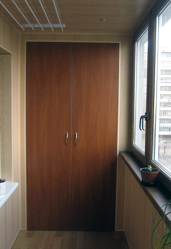 Як облаштувати вбудовану шафу на балконі квартири