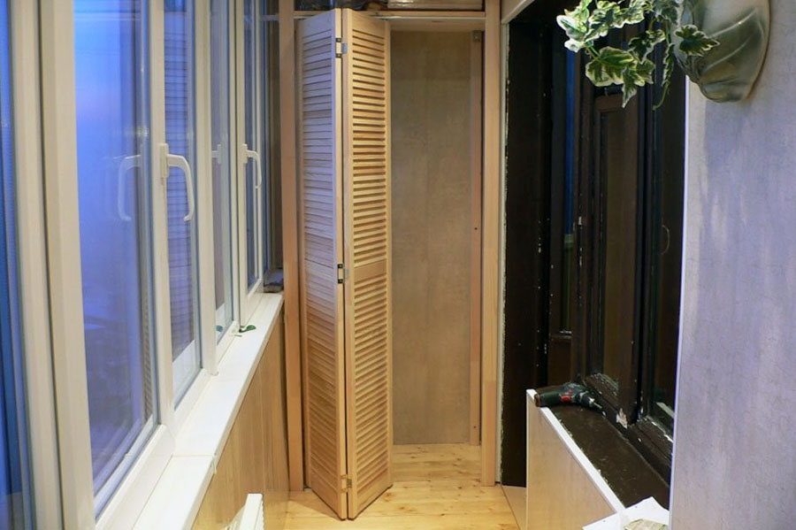 Як розташувати шафу на балконі