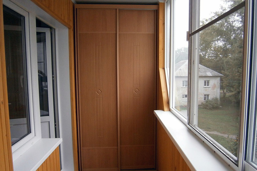 Класична шафа з розсувною системою для балкона