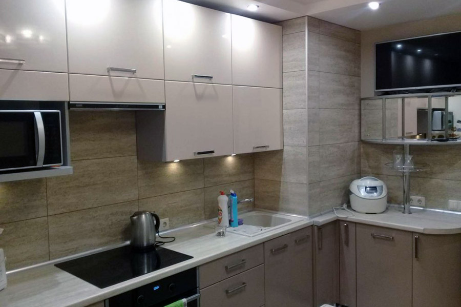 Гарне Г-подібне планування кухні