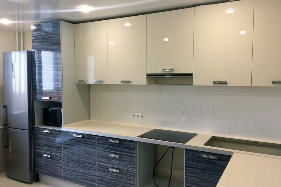 Красиві світлі меблі з яскравою поверхнею на маленькій кухні