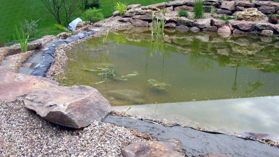 Гарний ставок із основою з плівки