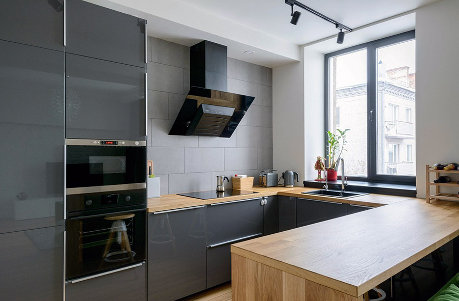 Квадратна кухня з П-подібним плануванням