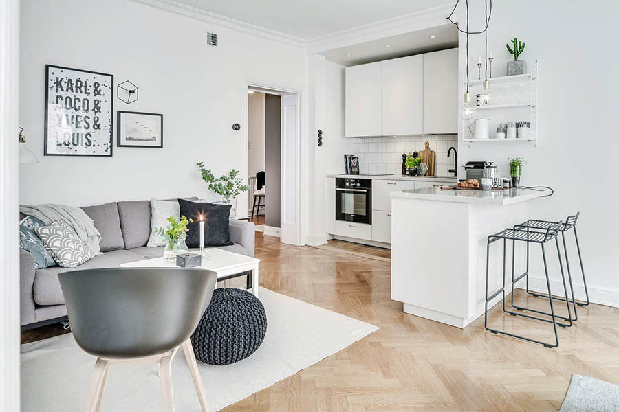 Маленька барна зона у світлій квартирі