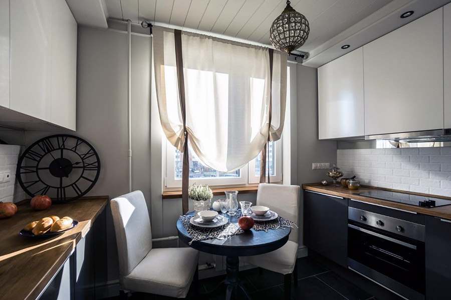 Маленька та зручна кухня з правильним освітленням