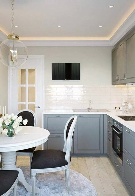 Маленька світла кухня з гарним класичним дизайном