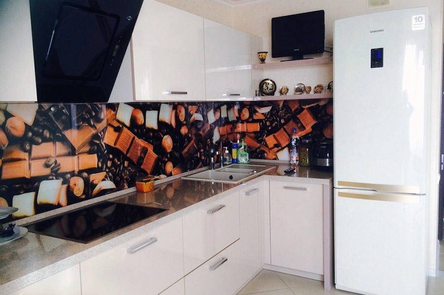 Меблі зі світлим глянсовим покриттям на невеликій кухні