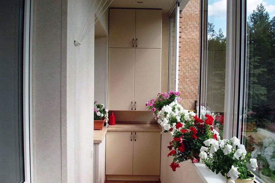 Невеликий балкон із двома високими шафами