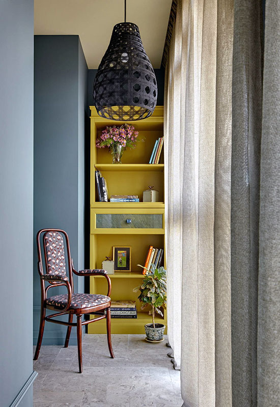 Облаштування балкона шафою та зоною відпочинку