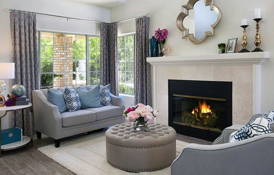 Облаштування вітальні з каміном у приватному будинку