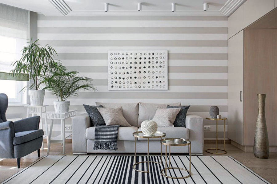 Оформлення стін світлою вітальнею в смужку