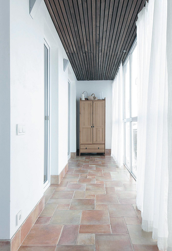 Величезна лоджія з невеликою шафою на підлозі