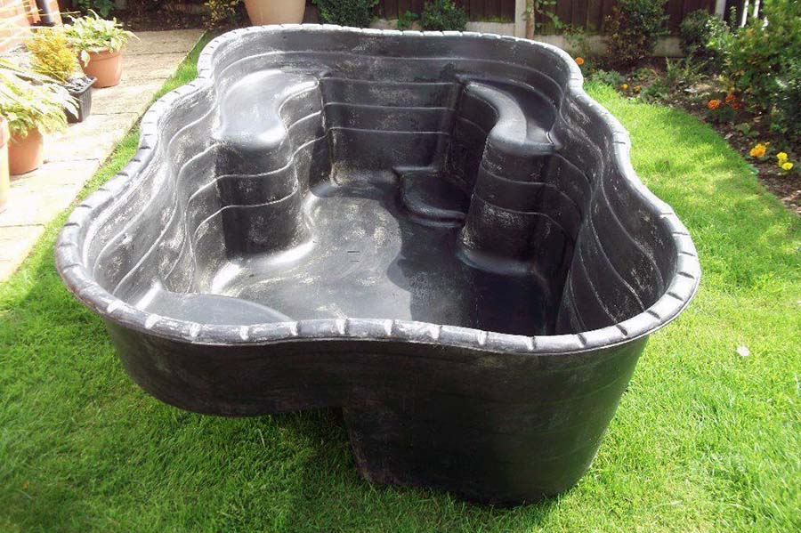 Пластикова форма для створення ставка на дачі