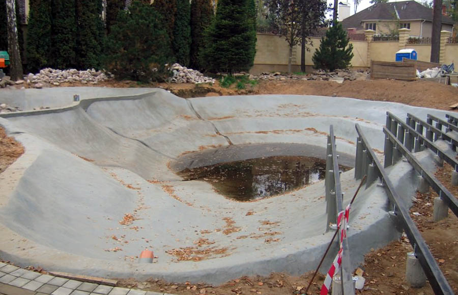 Підготовка бетонної основи для створення ставка