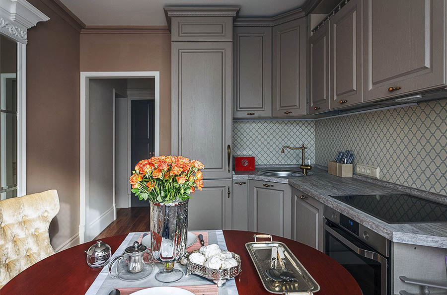 Правильна стільниця для маленької світлої кухні