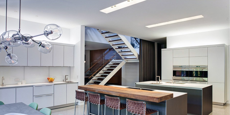 Простора барна зона у будинку з двома поверхами