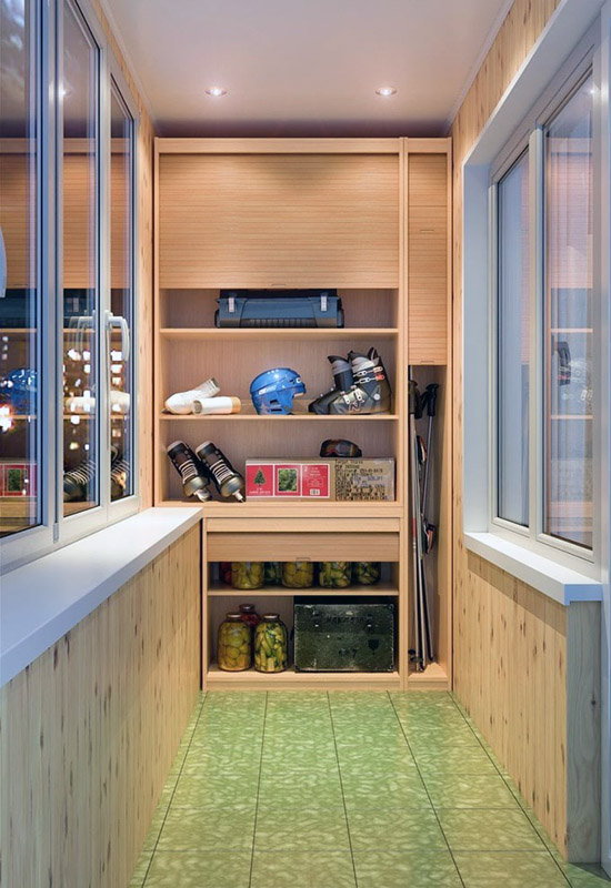 Шафа на всю ширину балкона для зберігання будь-яких речей