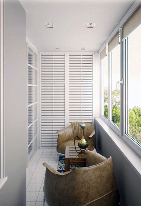 Шафа з широкими розпашними дверцятами на світлому балконі