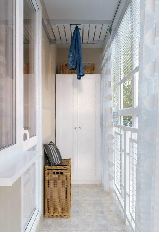 Шафа з сушаркою для білизни на балконі