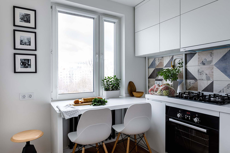 Стіл замість підвіконня на маленькій кухні