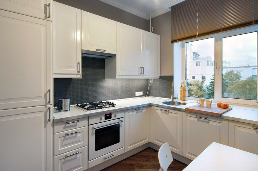 Світла кухня з робочою зоною на підвіконні